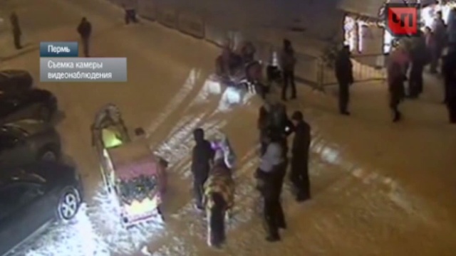 Уличная камера сняла, как лошадь врезалась в толпу отдыхающих в Перми