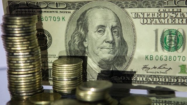 Официальный курс доллара вырос более чем на 2 рубля