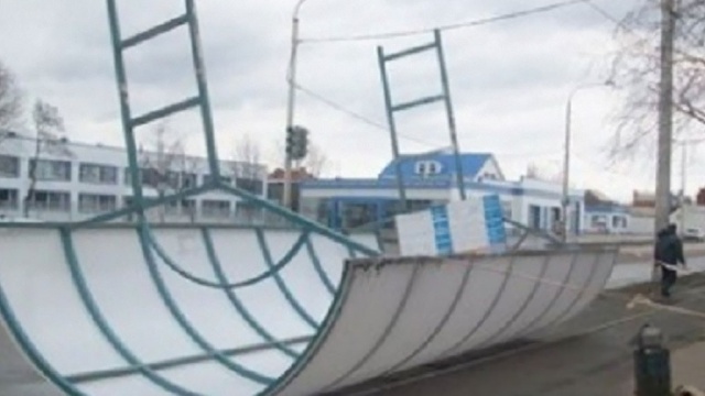 Ветер со снегом в Новороссийске сносит остановки и ломает рекламные щиты 