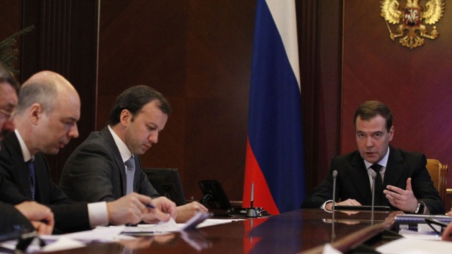 Медведев потребовал срочно разобраться с налогом на финансовый результат для нефтяников