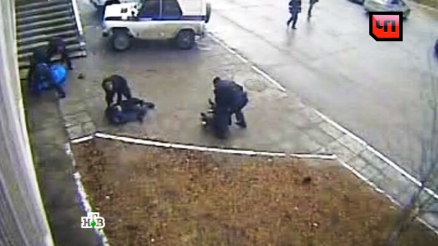 Камера наблюдения сняла жестокое избиение полицейскими трех таджиков