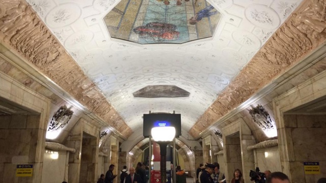 Власти Москвы проверят станции метро после покраски барельефов с героями ВОВ