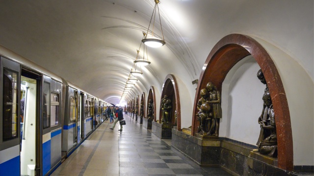 Спрыгнувший на рельсы пассажир остановил движение в московском метро