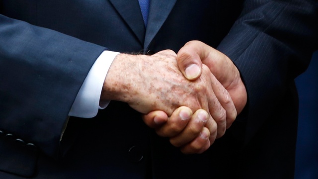 Канадские врачи вычислили связь между силой рукопожатия и близостью смерти