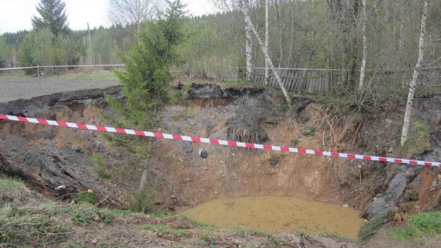 В Пермском крае рядом с домами образовалась 10-метровая яма 