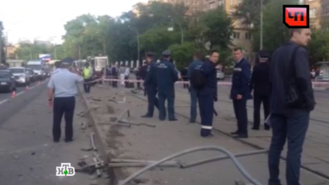 Полиция возбудила уголовное дело после наезда автобуса на остановку в Москве