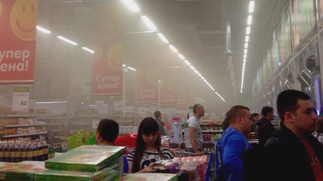 В Петербурге эвакуировали посетителей из горящего гипермаркета