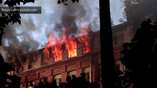 Более ста спасателей тушили сложный пожар в Петербурге