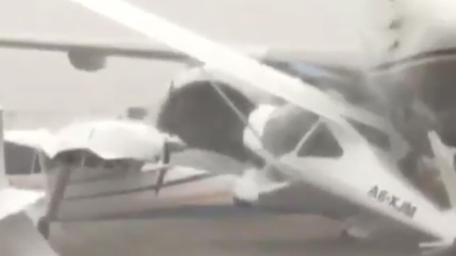 Ураган в столице ОАЭ переворачивал самолеты