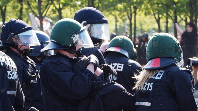 В Берлине более10 полицейских получили травмы в столкновениях с радикалами
