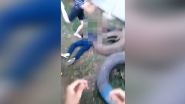 Кировские школьники сняли на видео избиение девочки-подростка