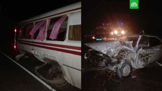 В Адыгее автобус столкнулся с двумя легковушками и перевернулся, есть погибшие