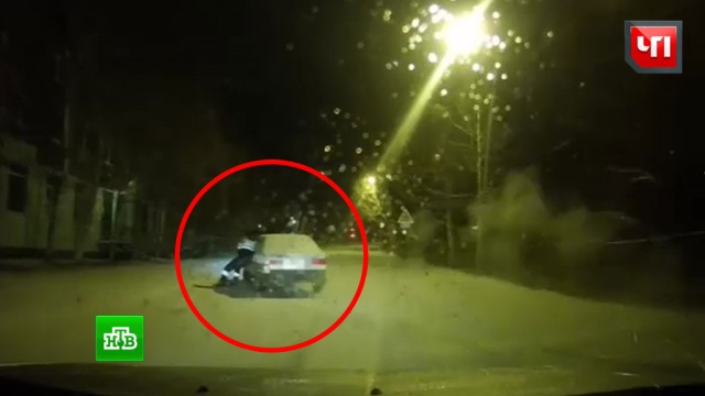 Пьяный водитель протащил мурманского инспектора на двери автомобиля: видео