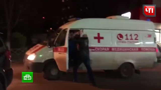 В Подмосковье водитель избил врачей скорой за просьбу уступить дорогу: видео
