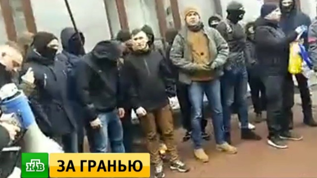 Украинские радикалы пригрозили поджечь разгромленное здание Россотрудничества