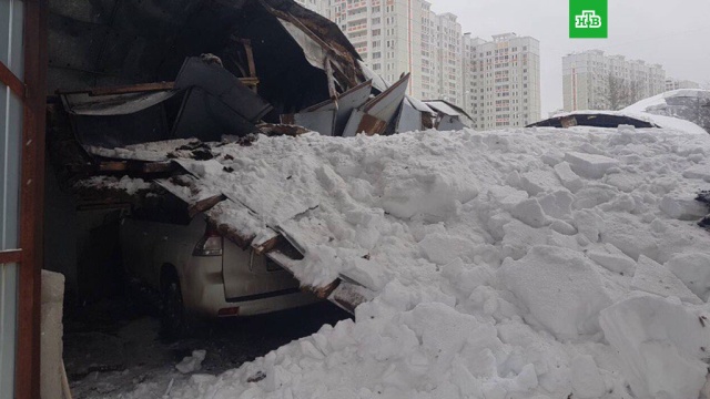 В Подмосковье из-за снега обрушилась крыша автостоянки: видео