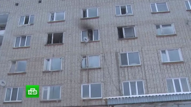 Люди в халатах и тапочках выбегали из охваченного огнем пермского общежития