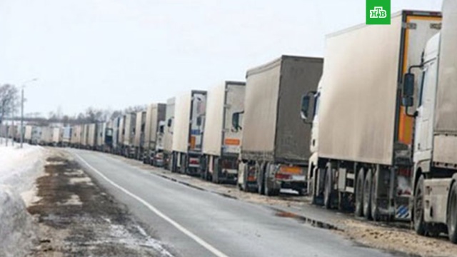 Более 250 фур из России скопились на границе из-за неубранного на Украине снега