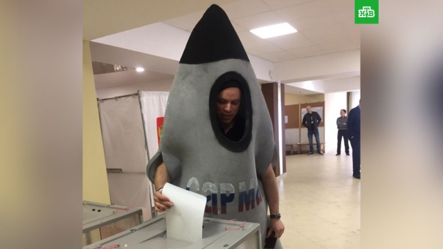 Под Петербургом проголосовал избиратель в костюме баллистической ракеты 