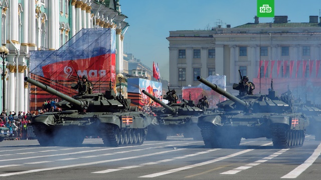 Парад Победы проходит на Дворцовой площади в Петербурге
