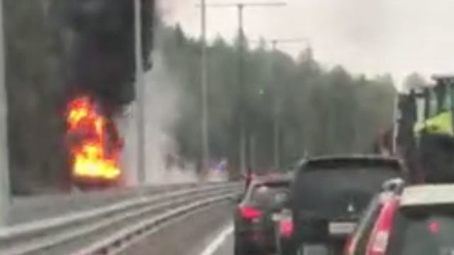 Участок трассы в Новгородской области перекрыли из-за горящего бензовоза