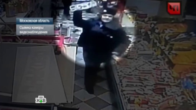 Щелково нападение на полицию. Нападение на девушку продавца в Подмосковье. Кабан напал на полицейского.