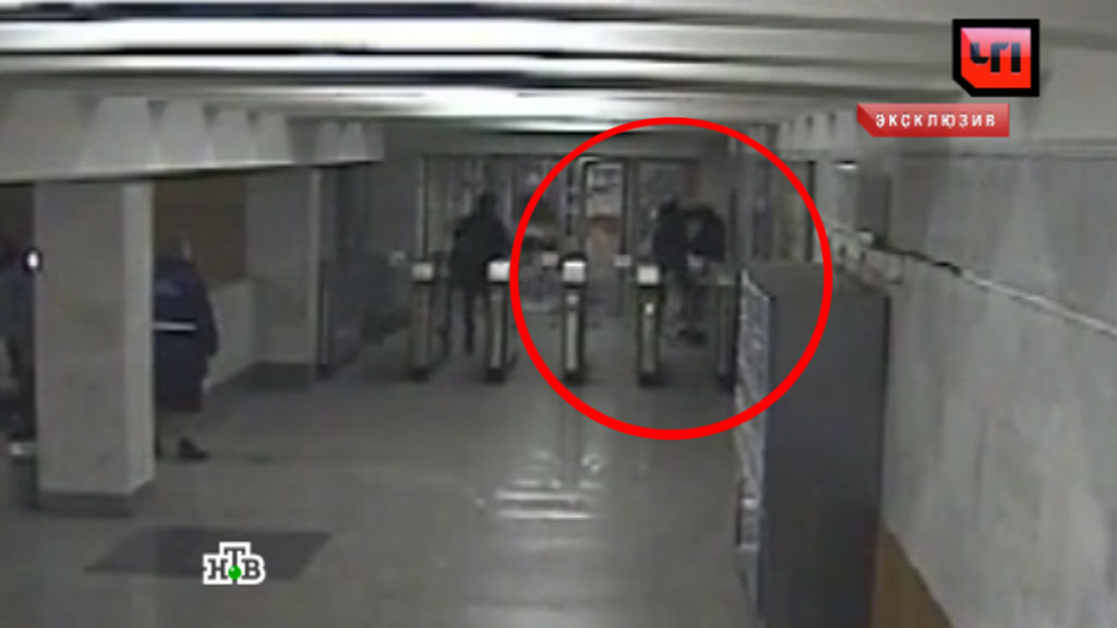 Ponozhovshina V Metro Napadenie Pyanogo Passazhira Na Policejskogo Popalo Na Video Ntv Ru