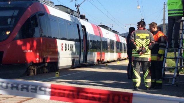 Нападение на поезд. Австрия пассажирский поезд. Фото атакующих поездов.