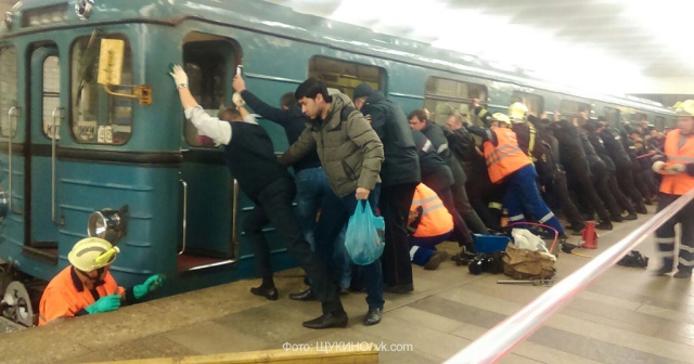 Что сегодня произошло в московском метро. Таганско Краснопресненская ветка поезд. Люди на станции метро. Несчастные случаи в метро.