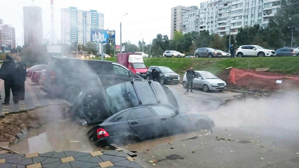 v centre samary dve mashiny provalilis v yamu s kipyatkom