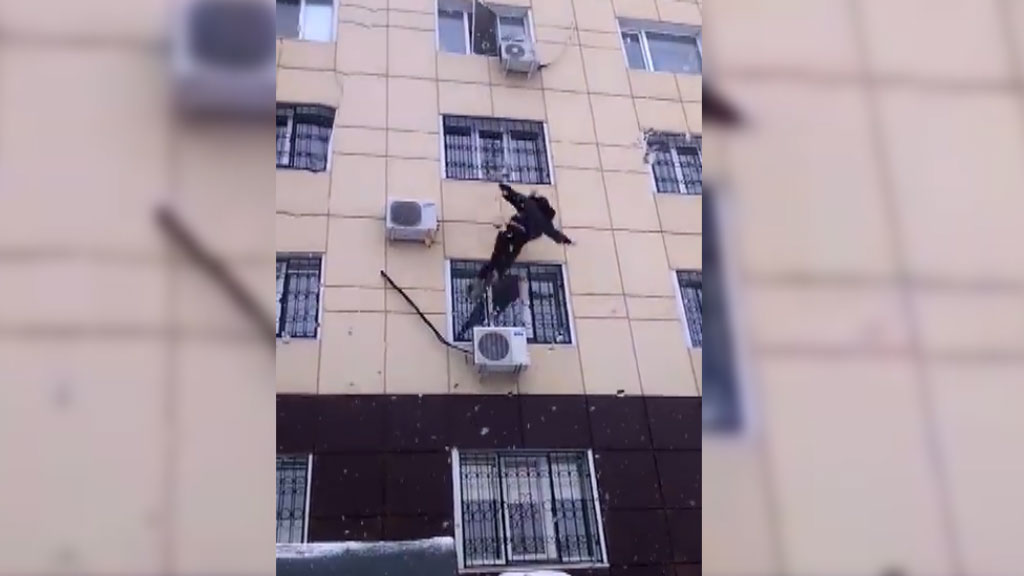 Сонник выпасть из окна. Мужчина выпал с 14 этажа. В Тюмени выбросился из окна девочка.