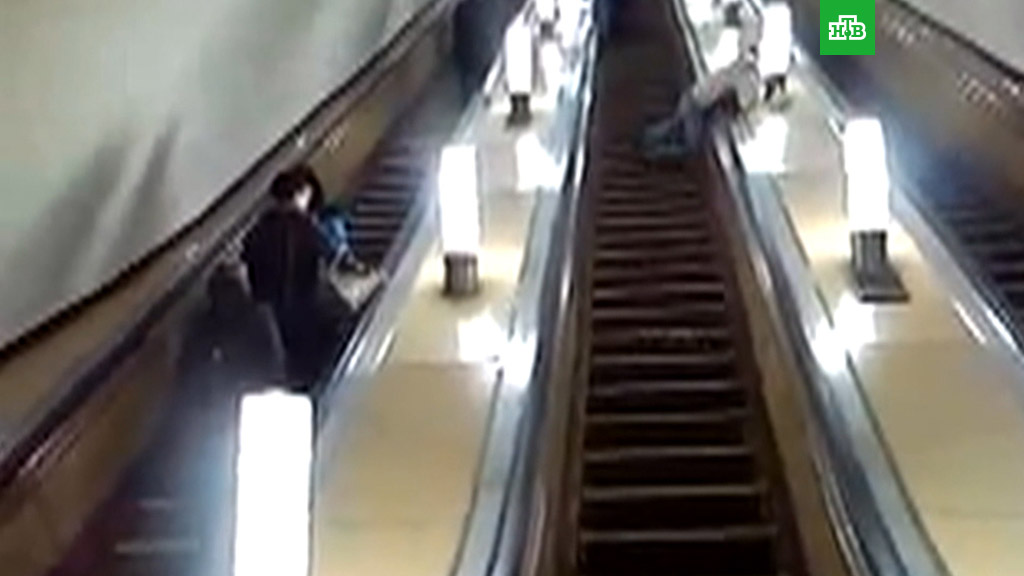 Человек движущийся на эскалаторе движется относительно чего. Люди на эскалаторе. Девушка на эскалаторе фотосъемка. Человек поднимающийся на эскалаторе метро движется относительно. Нелепые танцы на эскалаторе.