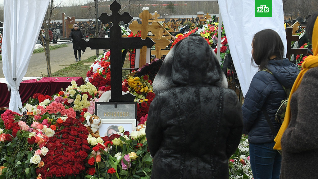 Похоронили под песню. Троекуровское кладбище могила Юлии Началовой.