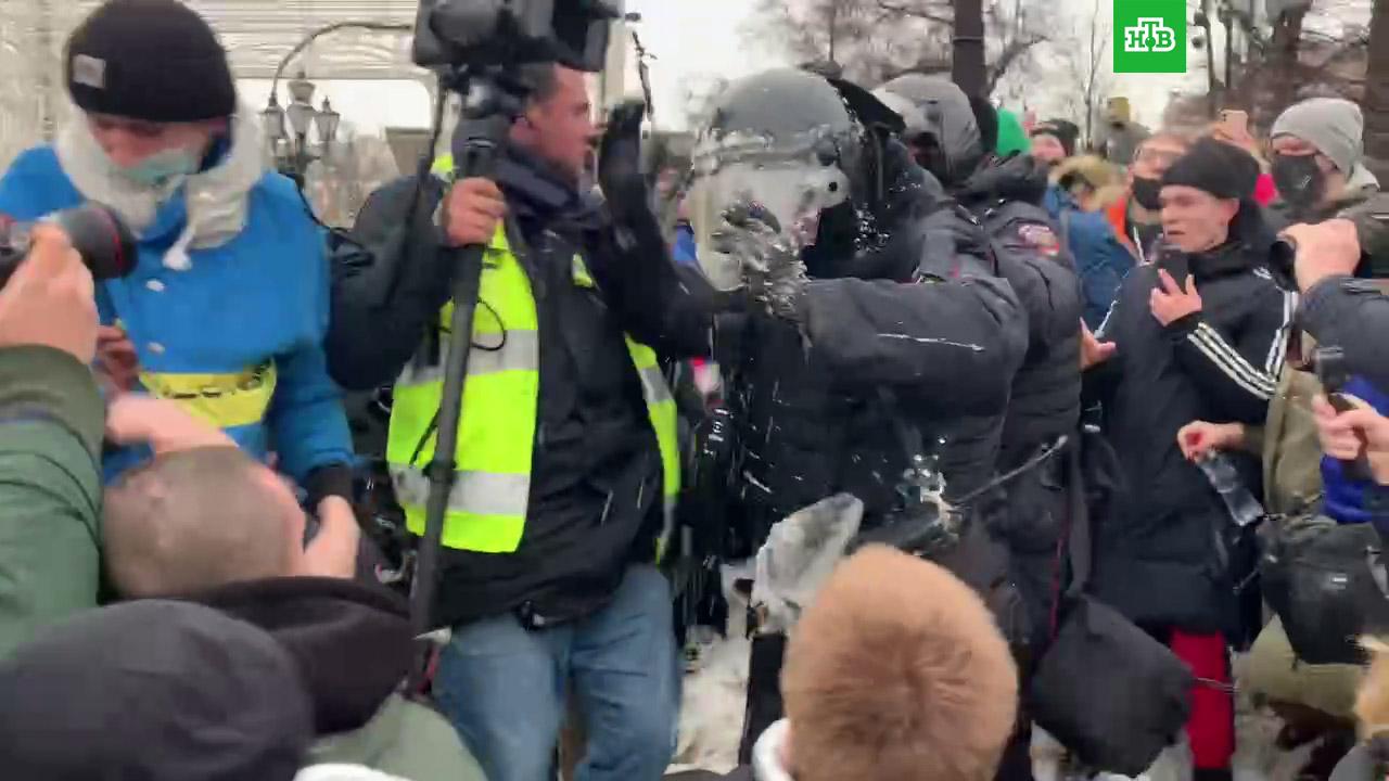 Нападение открытие. Столкновения с полицией в Москве. ОМОН на площади. Нападение на полицейских в Москве.