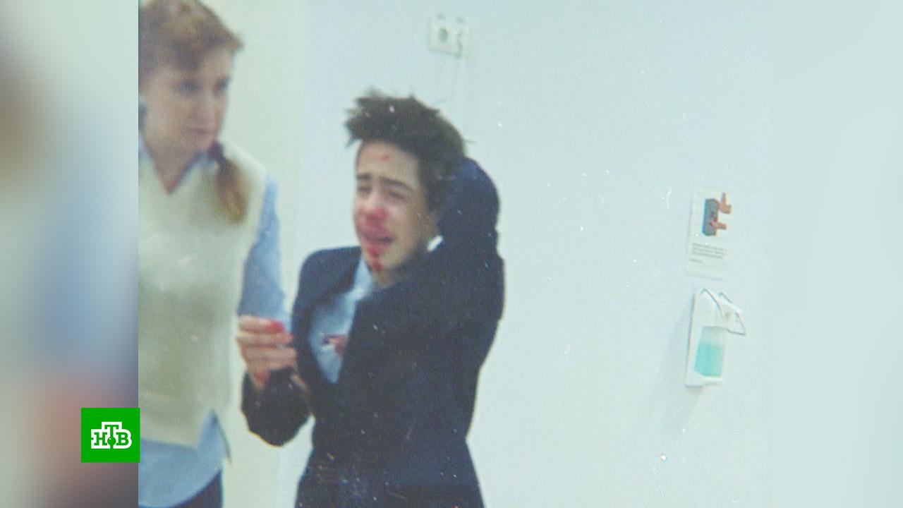 школьник держит школьника с разбитым носом. девятиклассник с пистолетом. школьник держит школьника с разбитым носом. школьник мем. мальчик с разбитым носом.