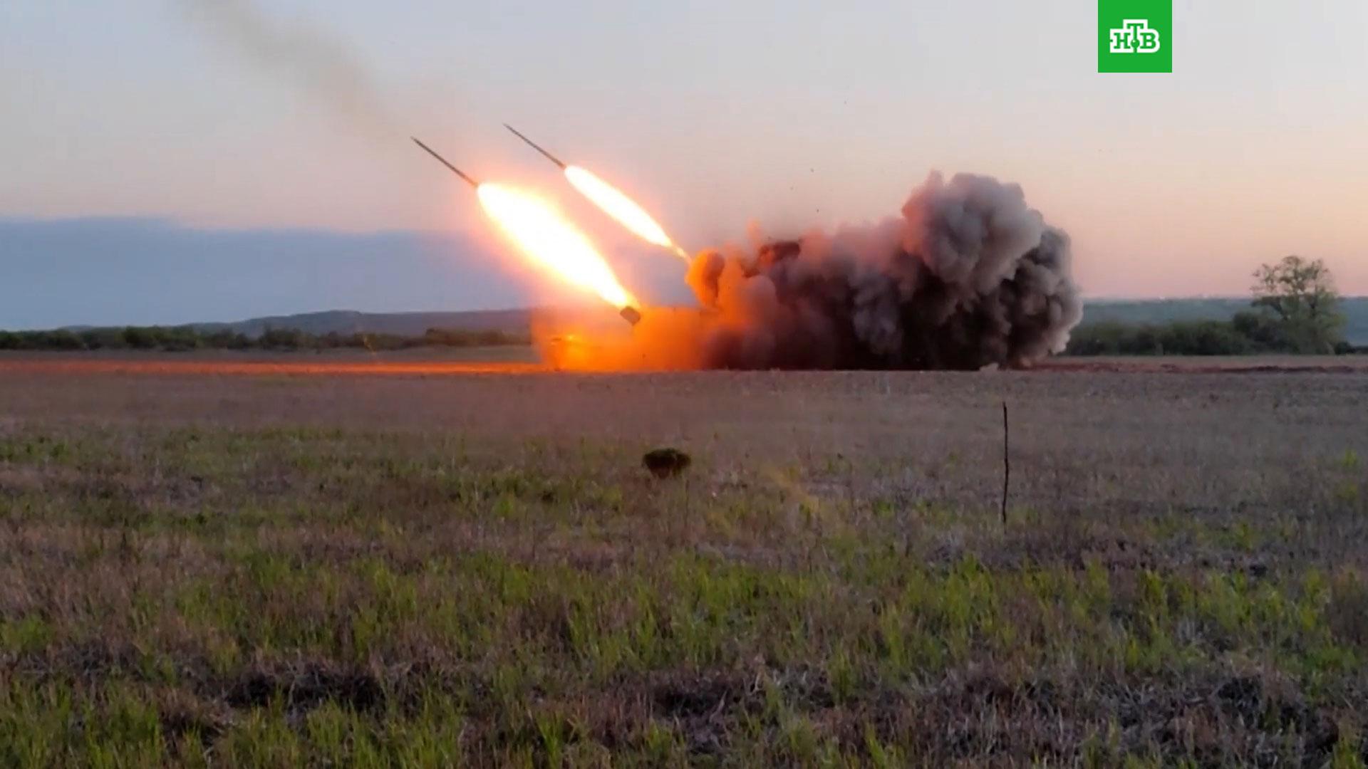 подрыв американской колонны. огромный взрыв. был нанесен массированный. был нанесен массированный. взрыв в небе.